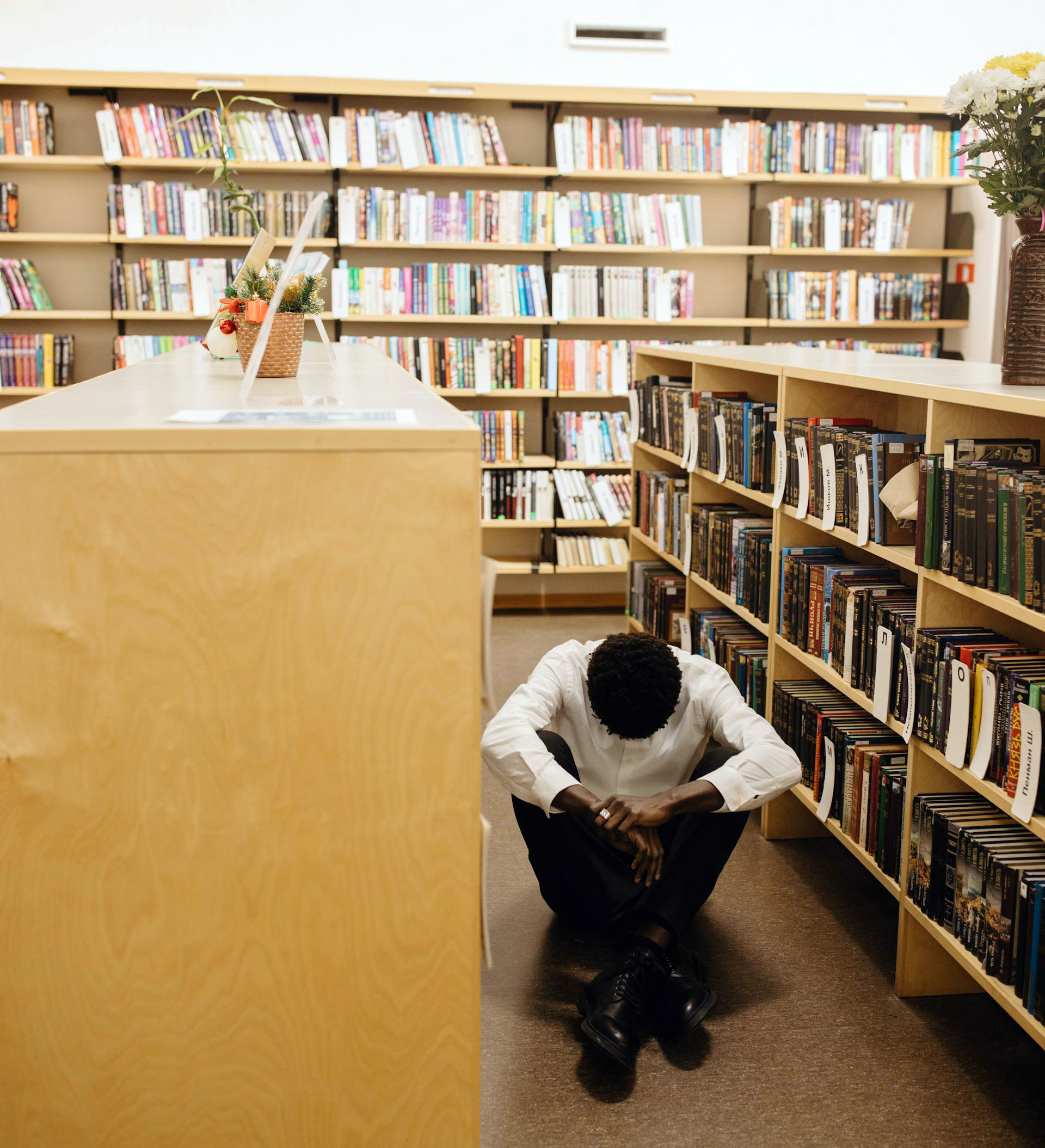 Student sitting on the floor in a library